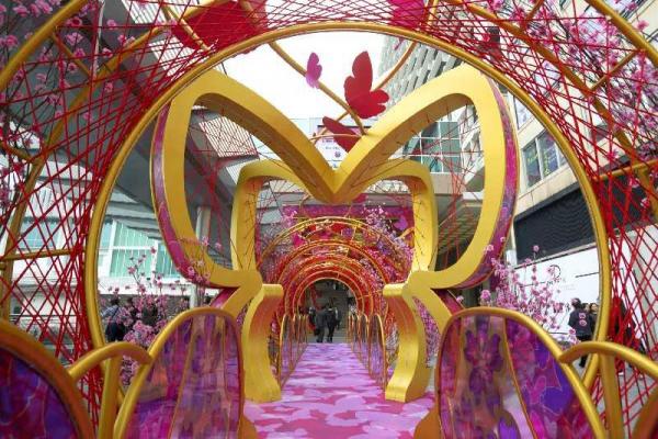 海港城以「喜蝶迎春」為主題,在海運大廈正門布置了數千隻翩翩起舞的迎春喜蝶及好意頭拱門,與大家一起迎接玉兔年。 海港城 三千喜蝶迎新春