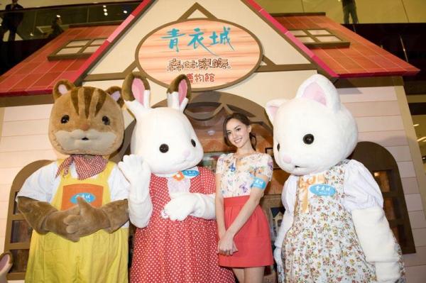 繽紛庭園動物村派對邀請了名模 Mandy Lieu 出席開幕禮。 森林家族慶威廉大婚 繽紛派對送禮品