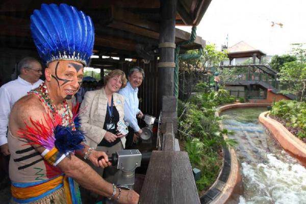 海洋公園主席盛智文博士與財政司司長曾俊華以熱帶雨林探險徑的水槍和水桶,與「熱帶激流」上的學生大玩水戰。 海洋公園熱帶雨林天地 近距離接觸珍稀動物