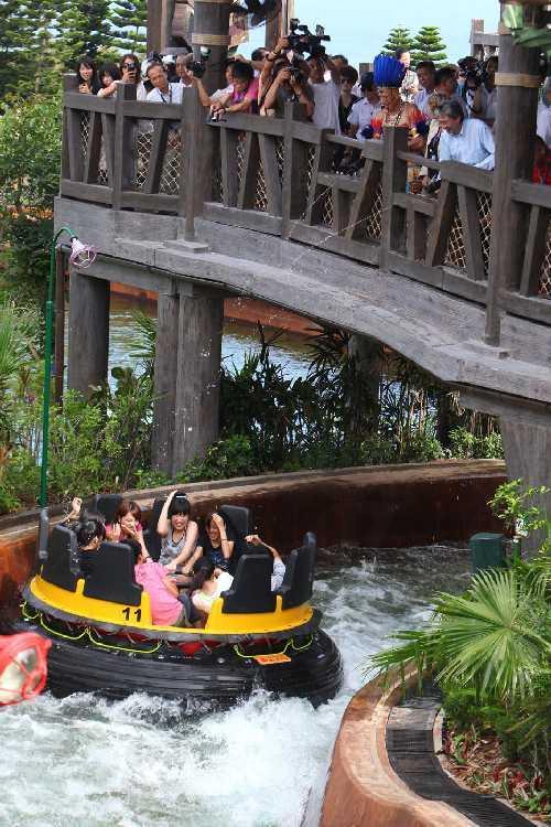 遊人亦可使用熱帶雨林探險徑上的水槍和水桶,向橡皮艇上的乘客大玩水戰,分享激流的快感。 海洋公園熱帶雨林天地 近距離接觸珍稀動物