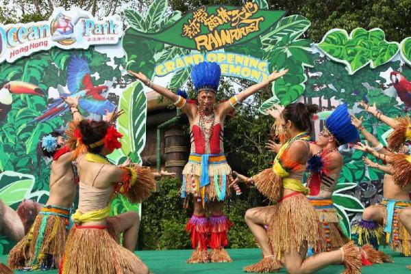 海洋公園主席盛智文博士在開幕典禮中以南美洲土著酋長身份出現,慶祝「熱帶雨林天地」隆重開幕 。 海洋公園熱帶雨林天地 近距離接觸珍稀動物