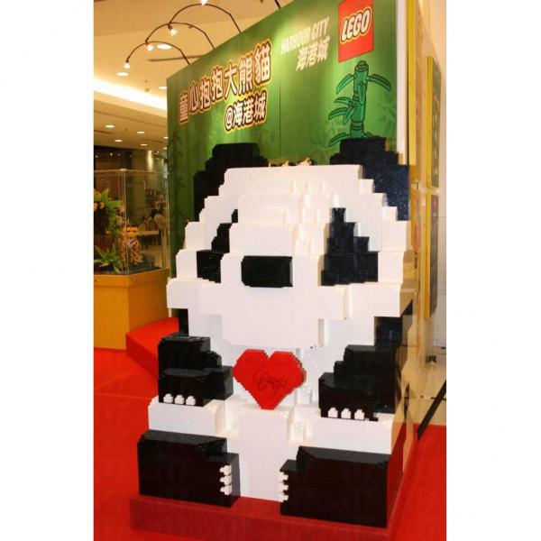 海港城將與樂高合作製作的 4.5 呎高「樂高大熊貓」模型。 海港城 Lego 展 4.5 呎大熊貓出沒注意