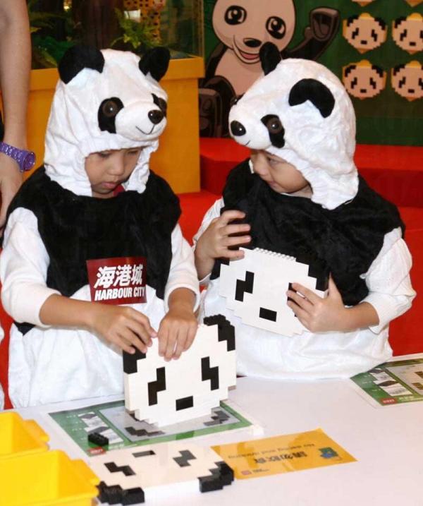 只要捐 予「香港公益金」便可參與製作「樂高熊貓」模型及於樂高得寶動物遊樂池自由創作。 海港城 Lego 展 4.5 呎大熊貓出沒注意