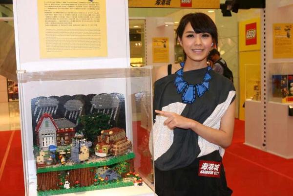 早前參加「樂高建築師大賽 - 經典電影由我砌」參賽者的作品之一。 海港城 Lego 展 4.5 呎大熊貓出沒注意