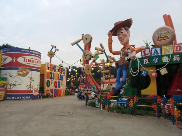 迪士尼新區「反斗奇兵大本營」 U 型沖天車最激