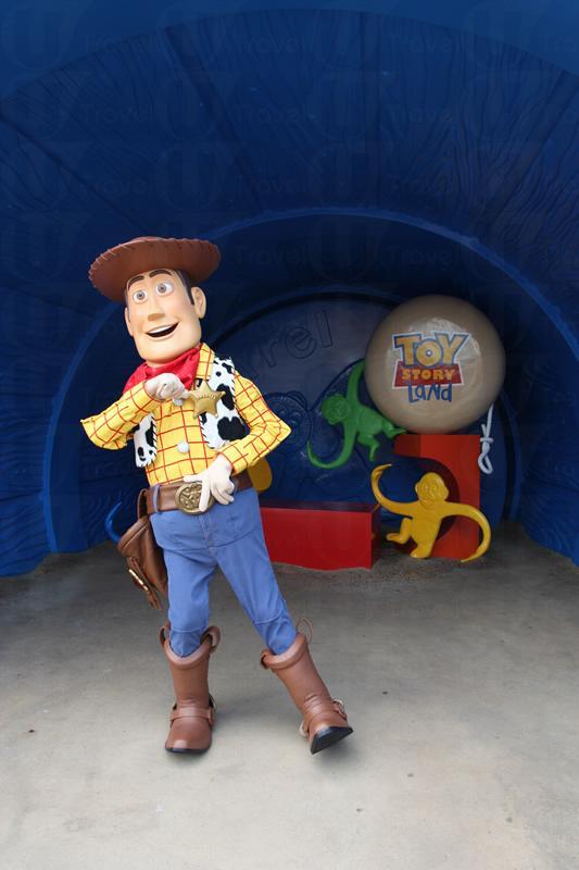 迪士尼新區「反斗奇兵大本營」 U 型沖天車最激