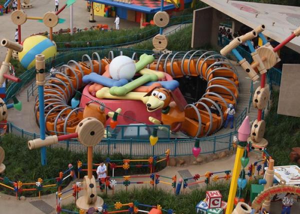 轉轉彈弓狗離心力不大,適合小朋友。 迪士尼新區「反斗奇兵大本營」 U 型沖天車最激