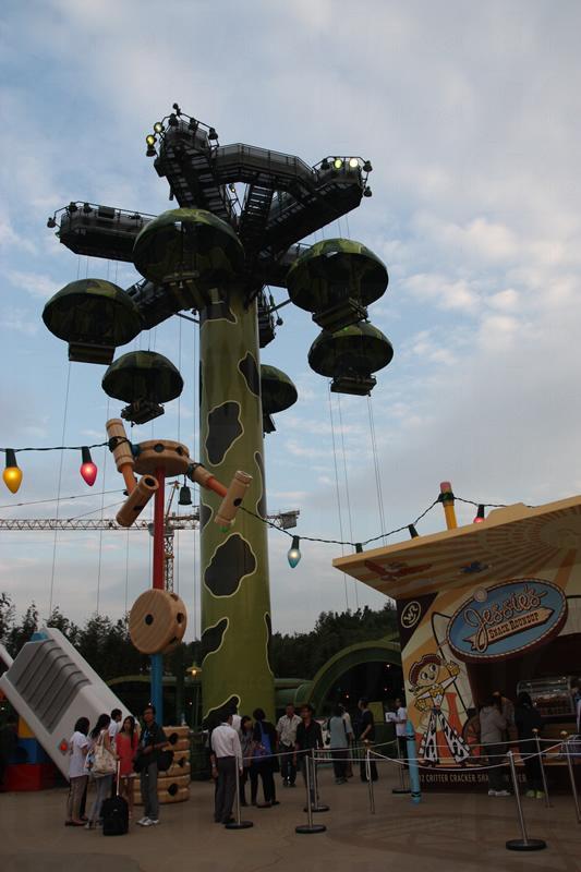 迪士尼新區「反斗奇兵大本營」 U 型沖天車最激