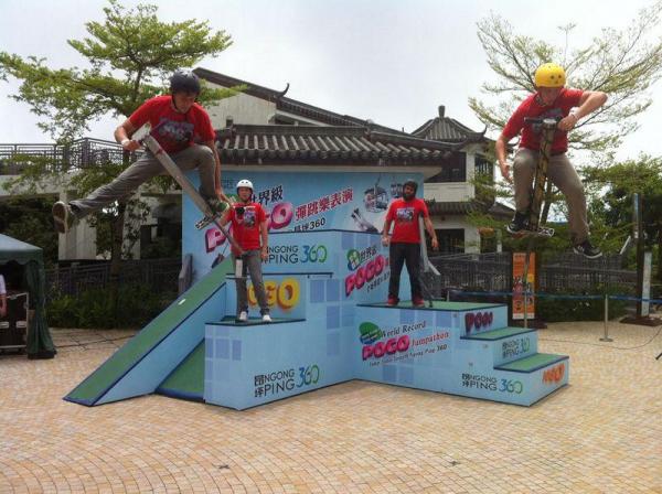 The Pogo Dudes 以 Pogo Stick 施展高難度極限動作。 彈跳樂達人組合 跳入 360 表演