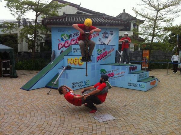 The Pogo Dudes 除了表演單人花式外,亦會同步演繹高難度的空中翻騰,講究隊員之間的默契。 彈跳樂達人組合 跳入 360 表演