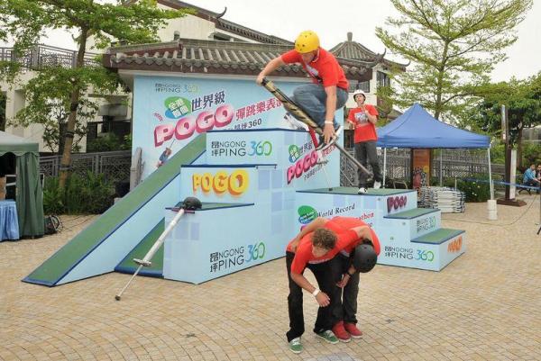 The Pogo Dudes 首次來香港表演,組員包括 Nick、Curt、Michael、Bryan 和 Fred。 彈跳樂達人組合 跳入 360 表演