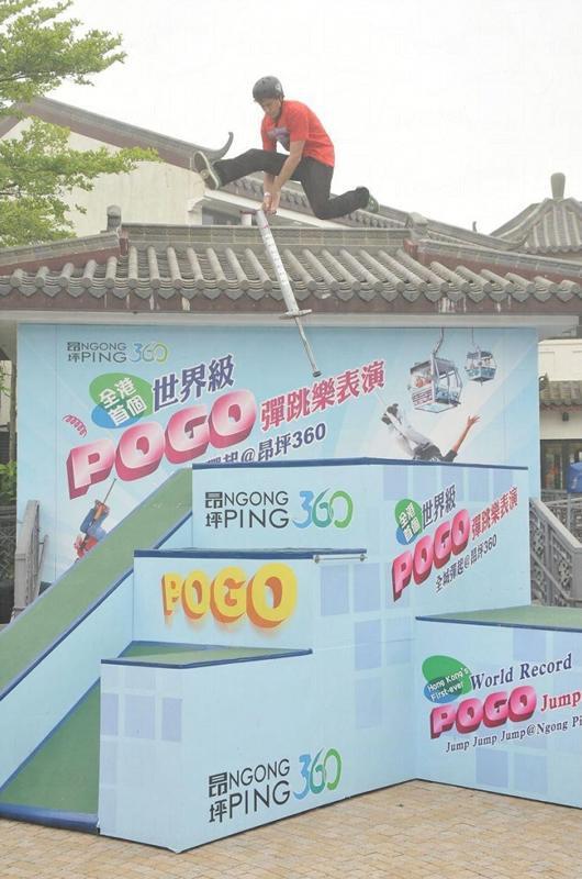 The Pogo Dudes 會利用四周的牆壁圍欄,融入表演之中。 彈跳樂達人組合 跳入 360 表演