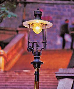 「星星燈火」為展覽其中一個拍照專區,市民可於懷舊煤氣燈布景前拍照。 第一盞煤氣街燈 IFC 任觀賞