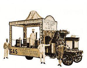 1928 年大型宣傳車的複製品,將播放煤氣公司的經典廣告。 第一盞煤氣街燈 IFC 任觀賞