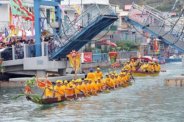 大澳端午「龍舟遊涌」,由龍舟拖着載有神像的小艇巡遊各水道,當地人稱之為「遊神」。 大澳遊涌 龍舟慶端午