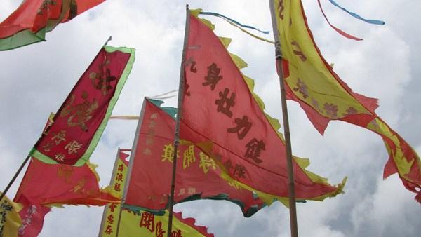 「龍舟遊涌」的旗海飄揚,旌旗處處」。 大澳遊涌 龍舟慶端午