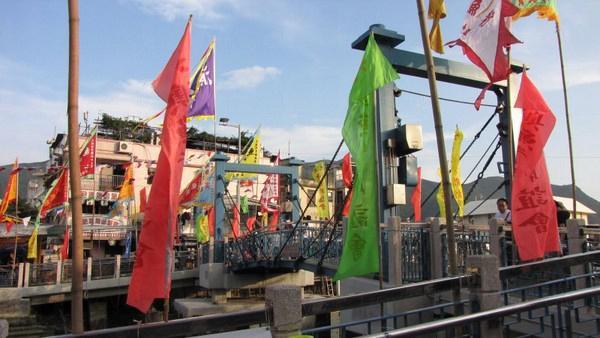 「龍舟遊涌」的旗海飄揚,旌旗處處」。 大澳遊涌 龍舟慶端午