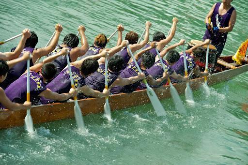 健兒都賣力地撐龍舟。 大澳遊涌 龍舟慶端午