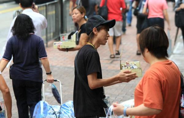 街頭籌款真偽 上網即知