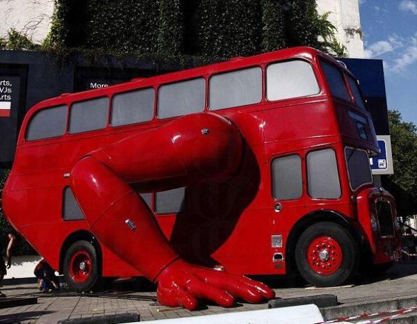 當一架重 6 噸的雙層巴士,經捷克藝術家 David Cerny 裝上雙臂後,就能以不同角度上下升降。 遊倫敦奧運 睇六大展覽