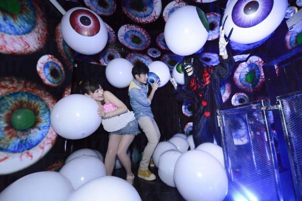 今年鬼屋以猛鬼馬戲團為藍本,當中 8 大主題區域,包括華麗皮囊、眼球雜耍室、血腥密室等。 樂富恐怖馬戲團 商場開派對