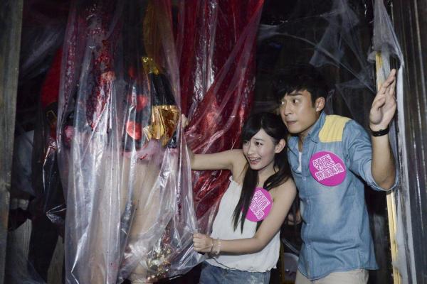 命運輪盤迫住要你同班朋友分開行,一人揀一條通道,漆黑中機關重重。 樂富恐怖馬戲團 商場開派對