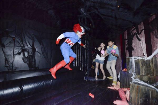 馬戲團班主充當導遊,鬼聲鬼氣帶你勇闖8大主題區,各位膽小鬼記得捉實身旁的朋友壯膽。 樂富恐怖馬戲團 商場開派對