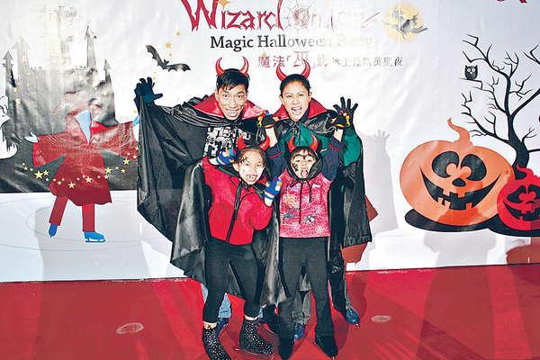 萬聖節 玩冰上掃帚球