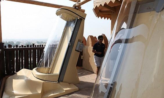 滑水梯於9月改裝加建了閘門(Trap Door),速度更快,更好玩! 杜拜 全球最快滑水梯