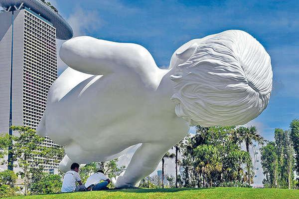 新加坡濱海灣花園的超巨型嬰兒雕塑Planet 巨嬰獅城空中飄