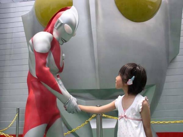 超人被擊倒了！ 主題公園玩到9月