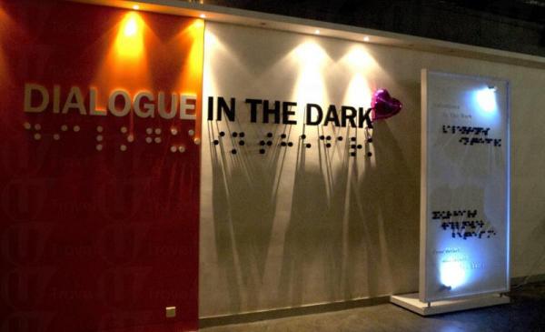 體驗館亦成為熱門旅遊網站TripAdvisor旅客必到的3大景點之一 「黑暗中對話」 列必到景點