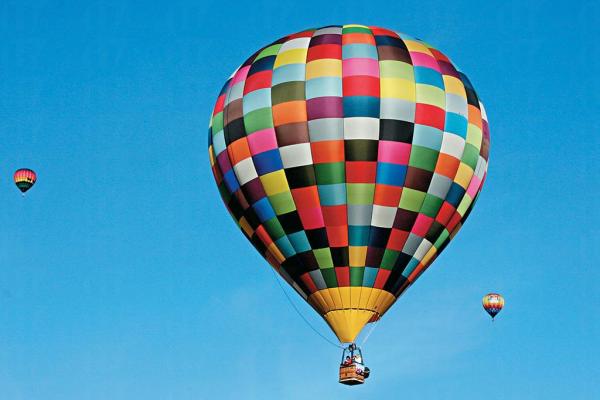 旅客在選擇旅遊保險時,應留意保障範圍,是否涵蓋行程中活動,如乘坐熱氣球、激流等,並非所有旅遊保險都會為此提供保障。 恒生銀行旅遊保險服務 簡單‧方便‧周全