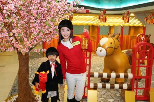 黃埔新天地 巨型金馬迎新歲