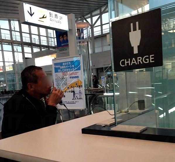 機場缺德遊客 濫用充電位做「私人事」