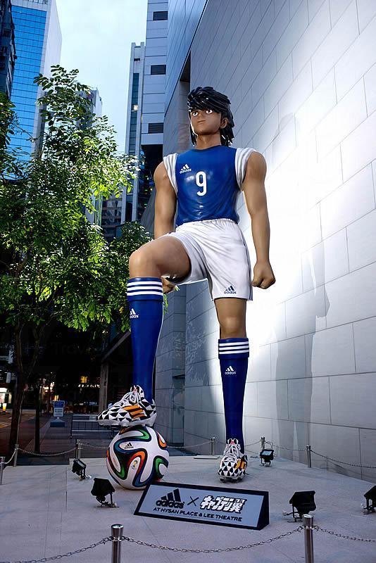 5 米高的小志強,5月26日起出現於希憤廣場 ! 《足球小將》巨型角色模型 登陸希慎