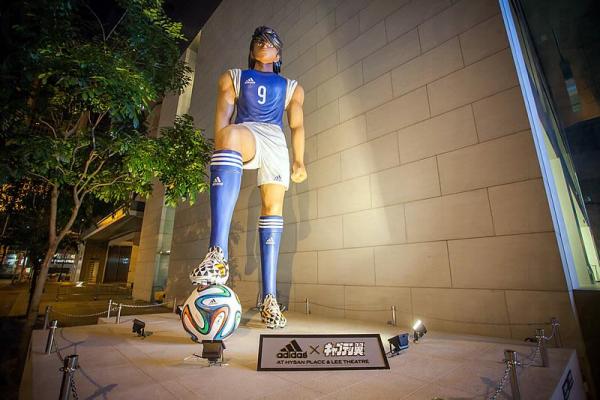 5 米高的小志強,5月26日起出現於希憤廣場 ! 《足球小將》巨型角色模型 登陸希慎