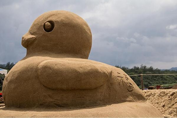 《小鴨遊福隆》圖片來源: 福隆國際沙雕藝術季 12星座 現身福隆沙雕展