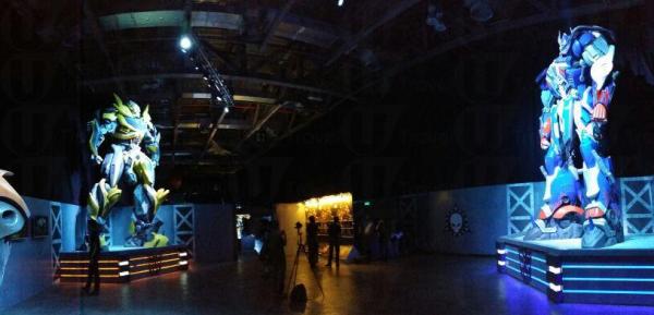 有7米巨型的「柯柏文」及「大黃蜂」雕塑。 暑假過大海 變形金剛30周年展