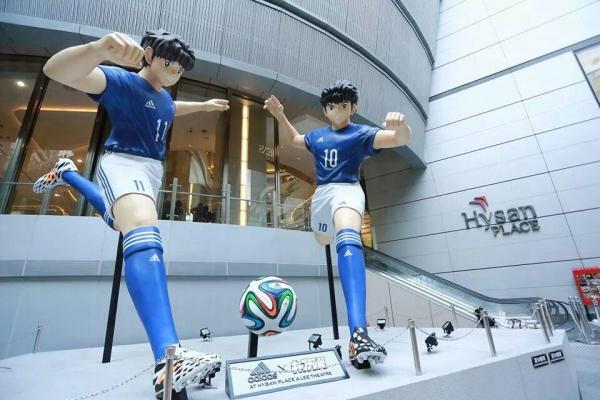 戴志偉、麥泰來@Hsyan Place 啟超道入口 《足球小將》巨型角色模型 登陸希慎