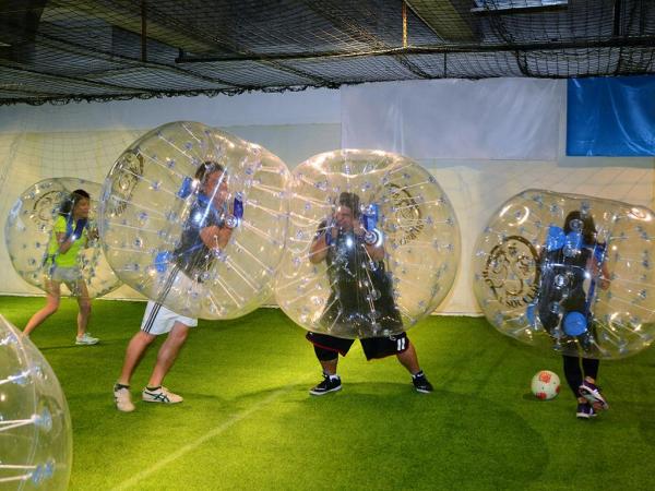 港引入泡泡足球 「撞人為樂」