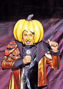 海洋公園主席盛智文過往經常扮鬼扮馬,為海洋公園宣傳。 (資料圖片) 月底卸任主席 盛智文: 願永遠效力海洋公園