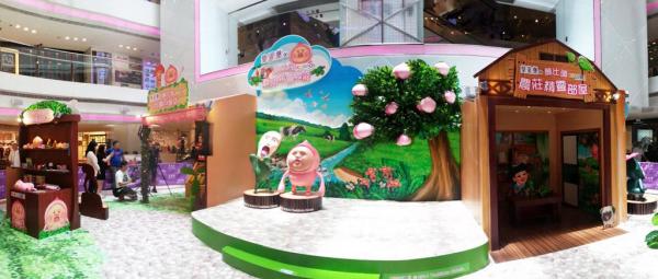 「皇室堡X醜比頭 夏日精靈農莊」特別打造充滿田園氣息的場景，走進農莊將可與多隻巨型立體精靈近距離見面。