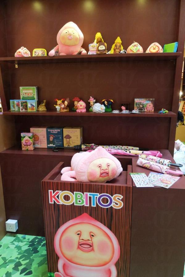 皇室堡場內設醜比頭限定精品店。