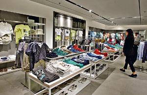 ZARA中環旗艦店銷售店面共4層，分別有兩層銷售女裝，另男裝及童裝則各佔一層。