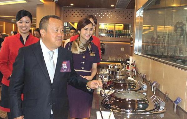 謝安琪空姐Look 入港航新貴賓室