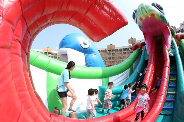 30呎超長的變色龍巨型滑道 We嘩!充氣嘉年華 x 奧海城 之「與龍同行」