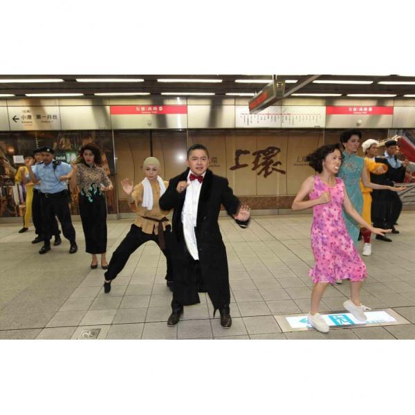 開幕禮請來12名經典電影人物現身快閃表演。