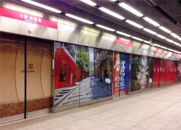 左營站月台集結港鐵中環站、上環站、灣仔站或銅鑼灣站等。