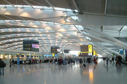 在英國出入境時，須確保手提行李中電子產品已充電，並足以即場啟動。